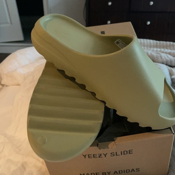 Yeezy Slides Size 11 Resin Green (Brand New) - Picture 4 of 4